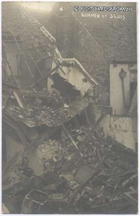 ansichtkaart: Sluis, 1 October 1917. Bommen op Sluis