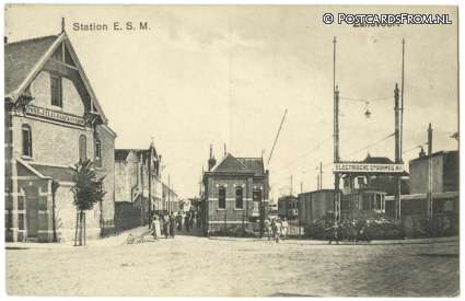 ansichtkaart: Zandvoort, Station E.S.M. Links postkantoor