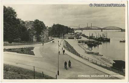 ansichtkaart: Nijmegen, Waalkade en spoorbrug