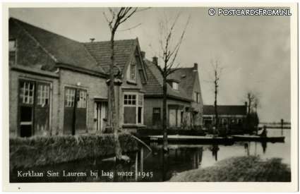 ansichtkaart: Sint Laurens, Kerklaan bij laag water 1945