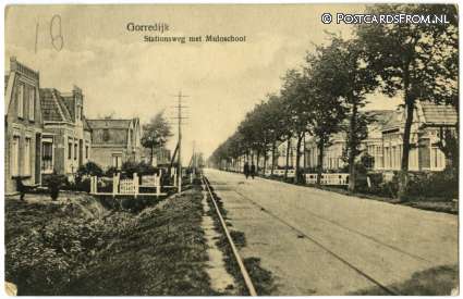 ansichtkaart: Gorredijk, Stationsweg met Muloschool