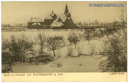 ansichtkaart: Beneden-Leeuwen, Kerk en Pastorie b.d. Watersnood 1926