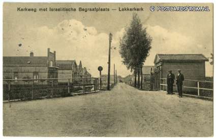 ansichtkaart: Lekkerkerk, Kerkweg met Israelitische Begraafplaats