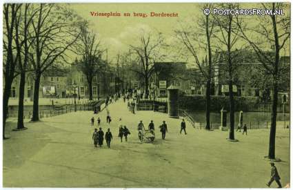 ansichtkaart: Dordrecht, Vrieseplein en brug