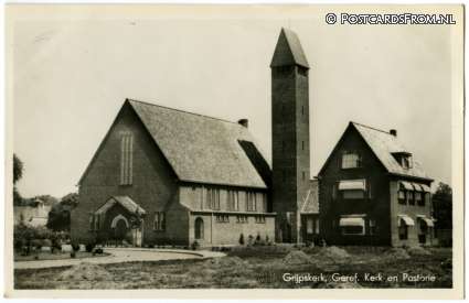 ansichtkaart: Grijpskerk, Geref. Kerk en Pastorie