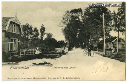 ansichtkaart: Hellevoetsluis, Straatweg naar Brielle. Lees-Depot