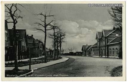ansichtkaart: Waalwijk, Burg. v.d. Klokken-Laan met Station