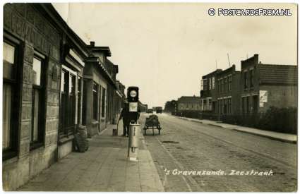 ansichtkaart: 's-Gravenzande, Zeestraat. Esso-pomp