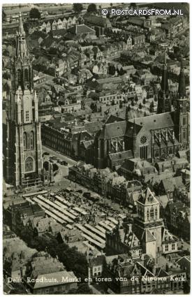 ansichtkaart: Delft, Raadhuis, Markt en toren van de Nieuwe Kerk. Luchtopname