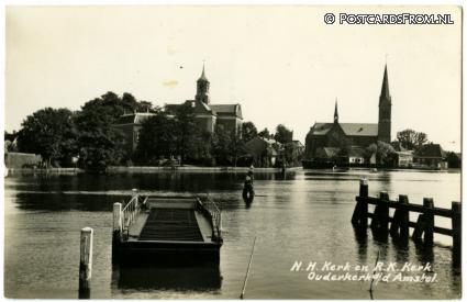 ansichtkaart: Ouderkerk ad Amstel, N.H. Kerk en R.K. Kerk. Veerpont