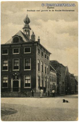 ansichtkaart: Buren GL, Stadhuis met gezicht in de Roode-Heldenstraat