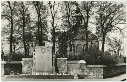 ansichtkaart: Urk, Monument 1940-1945 met Ned. Herv. Kerk