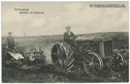 ansichtkaart: Schipborg, Motorploeg Boerderij 'De Schipborg'