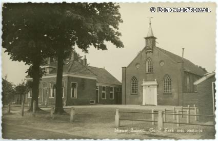 ansichtkaart: Nieuw-Buinen, Geref. kerk met Pastorie