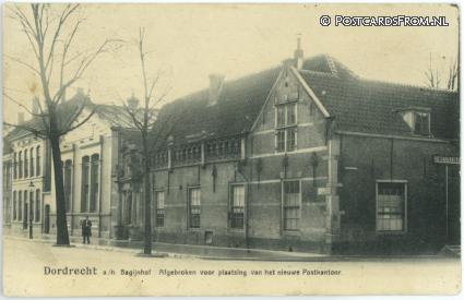 ansichtkaart: Dordrecht, Bagijnhof. Afgebroken voor plaatsing van het nieuwe Postkantoor