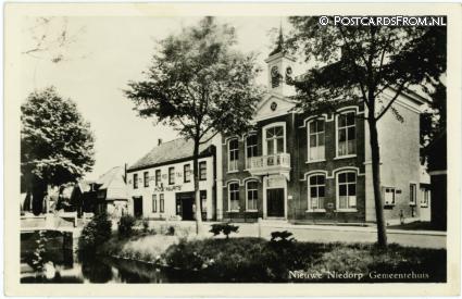 ansichtkaart: Nieuwe Niedorp, Gemeentehuis. Cafe-Rest. 'Prins Maurits'