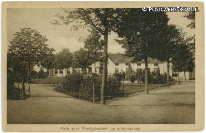 ansichtkaart: Neerbosch, Weesinrichting. Park met Werkplaatsen op achtergrond
