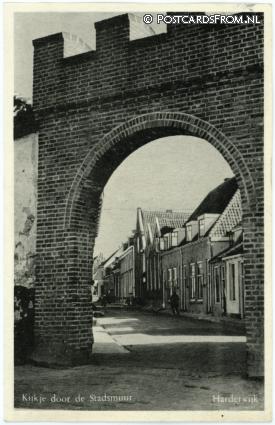 ansichtkaart: Harderwijk, Kijkje door de Stadsmuur