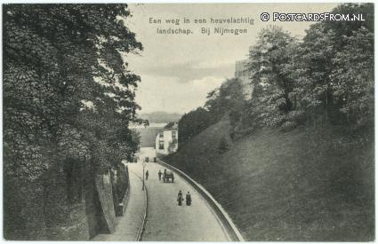 ansichtkaart: Nijmegen, Een weg in een heuvelachtig landschap. Bij Nijmegen