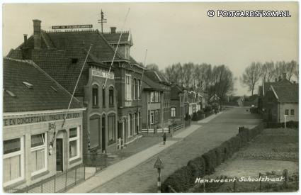 ansichtkaart: Hansweert, Schoolstraat met postkantoor. Broodbakkerij P. den Boer