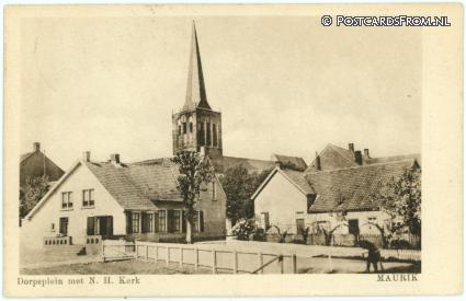 ansichtkaart: Maurik, Dorpsplein met N.H. Kerk