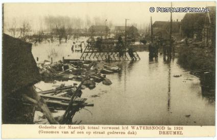ansichtkaart: Dreumel, Gedeelte der Maasdijk totaal verwoest b.d. Watersnood in 1926
