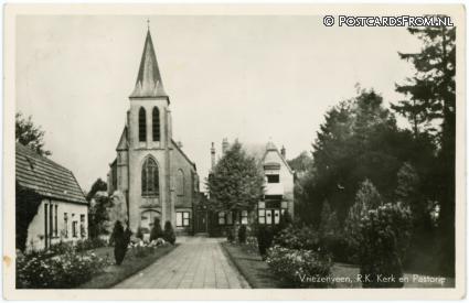 ansichtkaart: Vriezenveen, R.K. Kerk en Pastorie