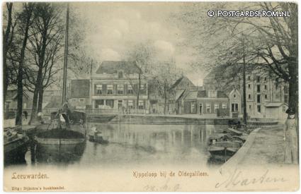 ansichtkaart: Leeuwarden, Kippeloop bij de Oldegalileen