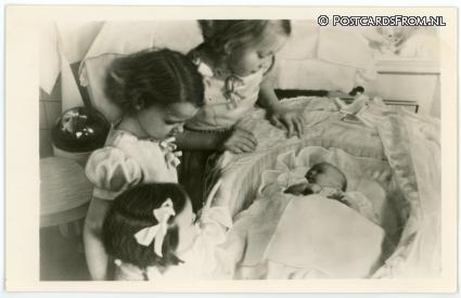 ansichtkaart: Soestdijk, De eerste foto van de 4 prinsesjes. 18 Feb. 1947