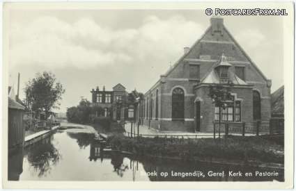 ansichtkaart: Broek op Langedijk, Geref. Kerk en Pastorie