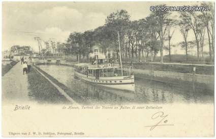 ansichtkaart: Brielle, de Haven, Vertek der Voorne en Putten II naar Rotterdam