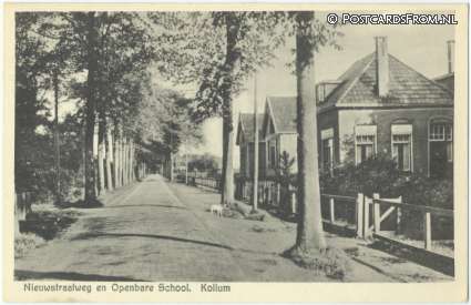 ansichtkaart: Kollum, Nieuwstraatweg en Openbare School