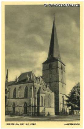 ansichtkaart: Haaksbergen, Marktplein met R.K. Kerk