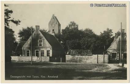 ansichtkaart: Nes Ameland, Dorpsgezicht met Toren