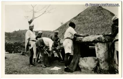 ansichtkaart: Gouda, Stichting Mesoz. Grafstenen waarop Mantri Mbomboe leunt om nieuw