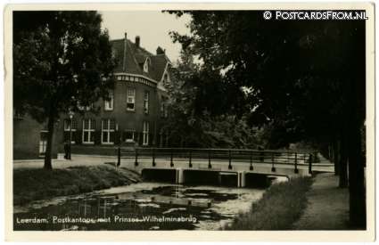 ansichtkaart: Leerdam, Postkantoor met Prinses Wilhelminabrug