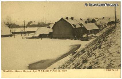ansichtkaart: Beneden-Leeuwen, Waaldijk - Groep Huizen b.d. Watersnood in 1926