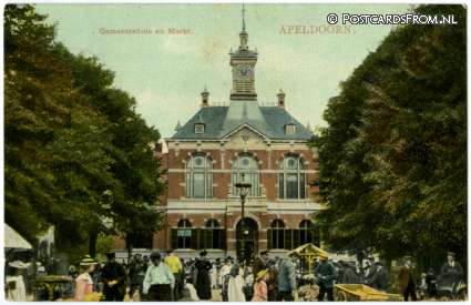 ansichtkaart: Apeldoorn, Gemeentehuis en Markt
