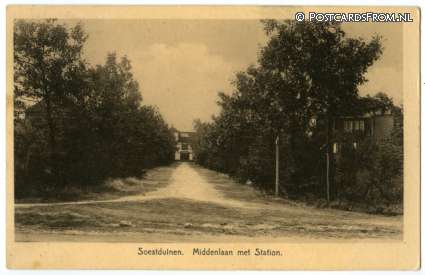 ansichtkaart: Soestduinen, Middenlaan met Station