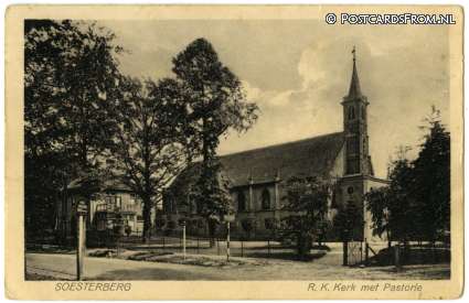 ansichtkaart: Soesterberg, R.K. Kerk met Pastorie