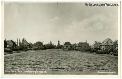 ansichtkaart: Naarden, Jan Jurrissen-plantsoen. Rembrandtpark