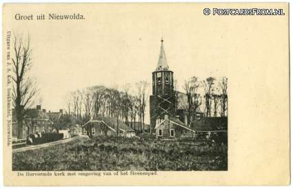 ansichtkaart: Nieuwolda, De Hervormde kerk met omgeving van of het Steenenpad