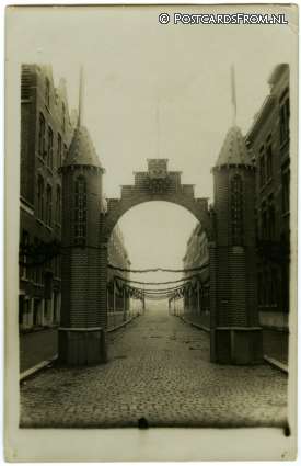 ansichtkaart: Rotterdam, ? Ackersdijkstraat. Regeringsjubileum koningin Wilhelmina 1923
