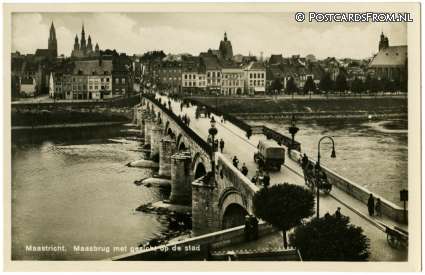 ansichtkaart: Maastricht, Maasbrug met gezicht op de stad