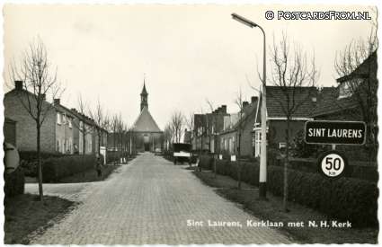 ansichtkaart: Sint Laurens, Kerklaan met N.H. Kerk