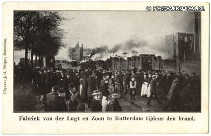 ansichtkaart: Rotterdam, Fabriek van der Lugt en Zoon tijdens den brand