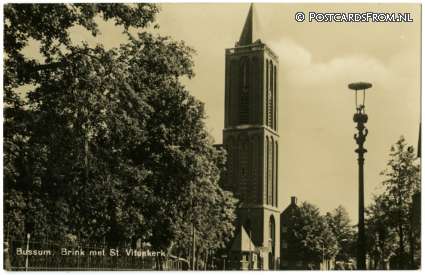 ansichtkaart: Bussum, Brink met St. Vituskerk