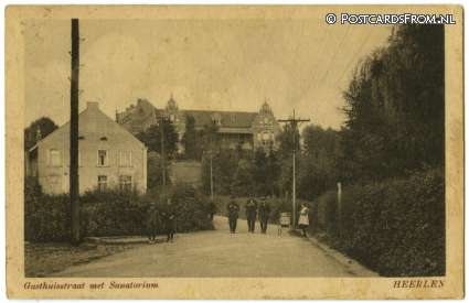 ansichtkaart: Heerlen, Gasthuisstraat met Sanatorium