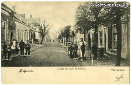 ansichtkaart: Asperen, Voorstraat. Gezicht op Kerk en Kasteel