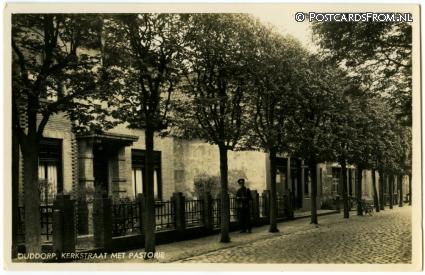 ansichtkaart: Ouddorp, Kerkstraat met Pastorie. Postbode